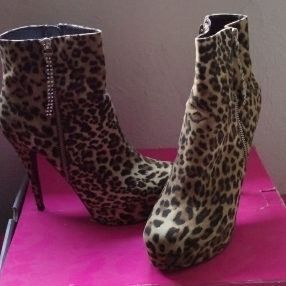 Ladies animal print booties Excellent condtion